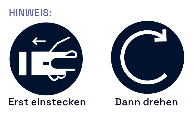 Deutsche Fassung des Bedienhinweis-Stickers: Überschrift „Hinweis“, links ein Piktogramm einer Hand mit Stecker und Pfeil, rechts ein Drehpfeil, darunter „Erst einstecken“ und „Dann drehen“