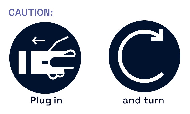 Englische Fassung desselben Stickers mit „Caution“, „Plug in“ und „and turn“