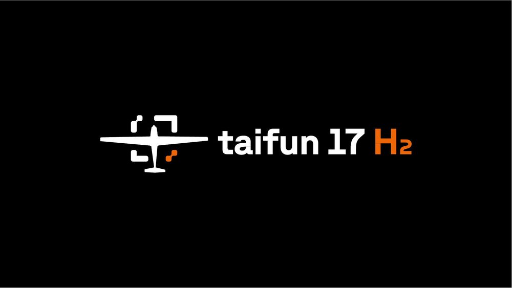Titelfolie mit der Wortmarke taifun 17 H2: eine Flugzeugsilhouette in einem gepunkteten Rahmen, daneben der Schriftzug mit orangem H2, auf schwarzem Grund